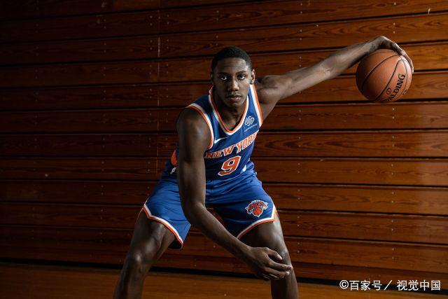 亚马尔与19岁女网红购物被偷拍 她有140多万粉丝